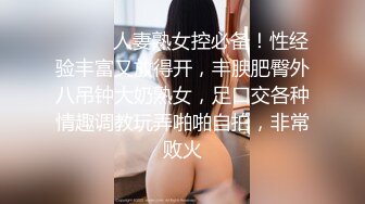 36E童颜巨乳美妞，染了一头红发，不知道吃了什么，两个车灯这么大，全裸诱惑无毛美穴，超级视角手指扣入，搞得很湿