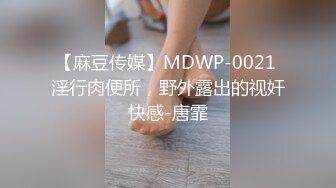 退休老师跟好姐妹陪小哥一起大秀直播，全程露脸颜值不错玩弄小哥大鸡巴