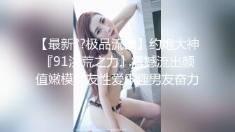  卫生间撅着屁屁 被爸爸无套后入猛怼 小骚逼好舒服