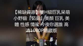 享受按摩师大鸡巴的丝袜美人