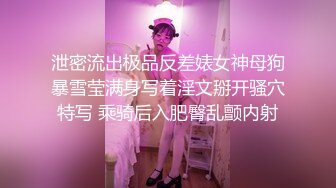 小骚妹的小嫩穴全程露脸被大哥玩弄，掰开给狼友看特写展示，激情上位跟狼友互动撩骚，被小哥压