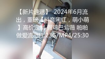 齐逼牛仔短裤黑丝骚女，舔屌足交一脸享受，脱下黑丝掰穴扣弄