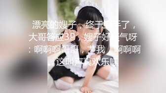 长发女仆装美少妇，女上位后入，手握着大鸡巴忘逼里面塞，在女上位戴套肛交，内射到逼里