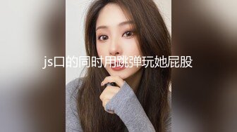 《魔手外购极品CP》正面全景商场女厕逼脸同框偸拍超多年轻小姐姐小少妇方便，发现稀有极品正宗一线天馒头笔，真的好看