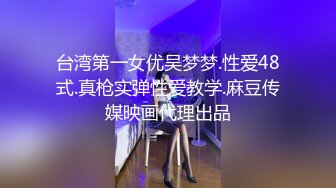 漂亮妹子胸罩被海浪拍偏乳头都跑出来还毫无察觉