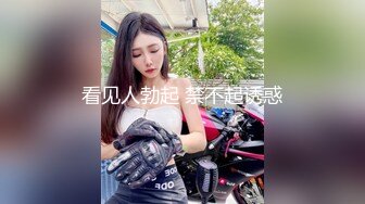 欧美胡子小叔刚出差回来洗澡就被黑皮室友勾引在沙发上艹他的骚逼(上)