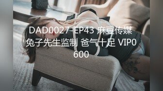    网约骚女激情4P，一男三女镜头前的淫荡，沙发上揉奶玩逼，轮草三女激情抽插，淫声荡语不断