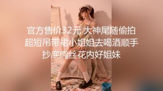 宝妈不容易，要赚钱养家还要带娃，扣着骚逼流着淫水，这逼水肯定特别有味道！