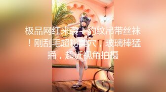 《极品CP魔手外购》色胆包天坑神潜入某公司女厕独占坑位隔板缝中现场实拍超多美女小姐姐方便，脸逼同步前后拍太顶了 (2)