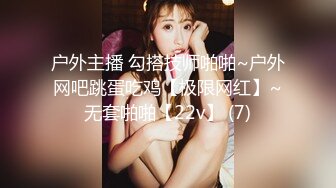 人气餐厅男女混厕偷拍一个爱臭美的短发少妇