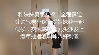   开着车被美女吃着鸡 这样开车是不是不会犯困啊 前面七百米有违章拍照 看男子表情明显有点紧张