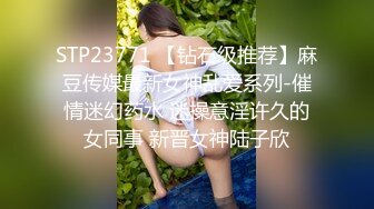 黄发苗条妹子镜头前特写口交掰穴沙发上后人猛操