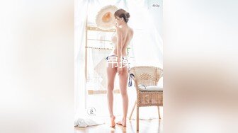 小区楼下女厕近距离偷窥红衣白裙美女的小黑鲍