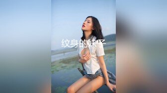   黑丝高跟露脸女模特让大哥抱着掰开骚穴给狼友看真骚，交大鸡巴让大哥在床上各种抽插爆草