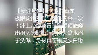 20岁酒红色美甲的鸡婆：你手好冰呀，我给你弄，来，趴下来一点，快点艹我 我受不了。看着成人片做爱，真是幽默！