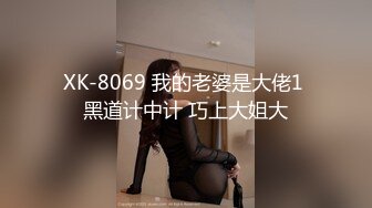 【新片速遞】足球场上的小骚逼❤️刚被哥哥后入操了，扭身跪舔吃鸡巴❤️占过雨水的JB吃起来津津有味~好爽真的好舒服啊！！