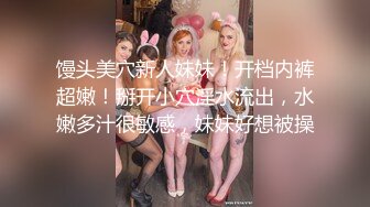 娃娃音超清纯金发萝莉萌妹，撩起衣服揉捏奶子，振动棒特写抽插粉穴，超级嫩进进出出，高潮搞得小穴很湿