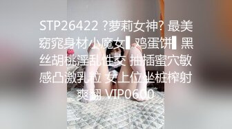 高颜值美丽少妇微微舔着粗黑的大屌被道具玩着骚逼，主动上位无套抽插流出好多白浆，被按着骚逼猛草射肚子上