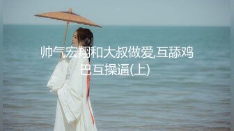 娇小的妞被黑鸡抱着坐凳子上爆操