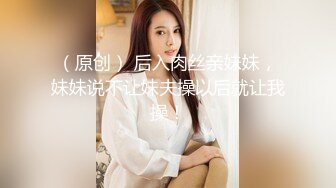 双飞漂亮美女身材苗条细长腿穿上黑丝白丝享受帝王般服务逼逼换着操貌似逼操多了很难射还要手机边看小电影边操