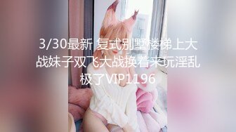 【新速片遞】 丰满熟女 ♈·桃子冰妈妈·♈：儿子背后挑逗调教粉丝，骚性来了，忍不住在背后使劲露出，真是个淫母！