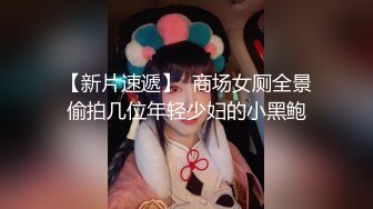 00后小美女就是娇嫩可人，穿着宽大T恤坐在腿上