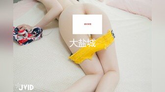 【新片速遞】00后小姐妹在床上一起伺候小哥，口交大鸡巴舔乳头，互相抚慰玩弄骚穴和奶子，让小哥床上床下各种抽插爆草