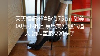 眼镜妹子吃着黑鸡打着电话 你先给您妈看一下 认为不错 好的 我先给我妈看一下 貌似也是留学生聊着结婚的事