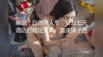 露脸少妇颜值不错大奶子，说着淫声荡语诱惑狼友揉捏骚奶子，撅着屁股掰开骚穴给狼友看，自慰骚逼淫水好多