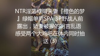  逼里塞着大黑牛，嘴里叼着假鸡巴，还玩肛交把18CM的大鸡巴插到了屁眼儿里！