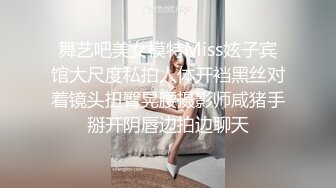 大神网红打卡地尾随偷拍美女裙底风光黄色连衣裙极品气质美女毛漏出来特别多，白色丁字裤