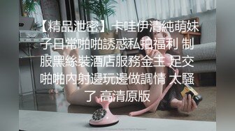  俊男靓妹直播大秀实录，跟狼友互动撩骚听指挥，像个母狗一样跪着交吸蛋蛋