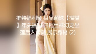 眼镜双马尾鞭子妹子，全裸自慰特写粉穴一线天，近距离特写