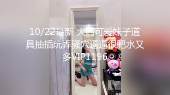 偷拍美女裙底风光 成都车展银色连衣裙细高跟极品美女，白色窄内 UR级反差骚货黑丝筒袜配情趣开档内裤