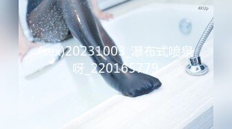 小骚货吃完水果豆两个人安慰她都满足不了。吃完变的好骚