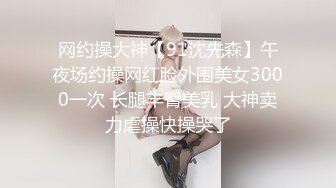  只穿着一件裹胸黑衣的性感大长腿美女 下体逼毛黑黝黝胸前鼓鼓的这风情鸡巴超级硬