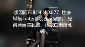 人妻熟女一边用手机聊天一边后人