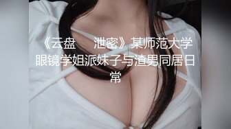 精彩刺激的俩俄罗斯女孩光滑肌肤相互爱抚和帅哥玩双女洗龙下面操着穴上面逼对着嘴不断刺激阴蒂玩的嗨