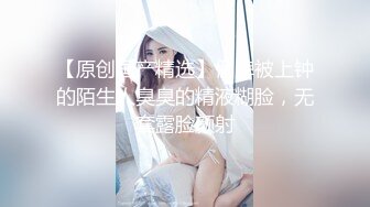 欧美性爱宝典：帅气小受被肌肉大叔疯狂抽插