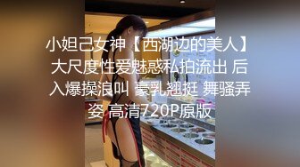 轻熟女小阿姨酒店约啪小哥性爱直播，全程露脸发骚口交大鸡巴，让小哥压在身下无套抽插，浪叫呻吟