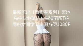 商场女厕直接闯入偷拍眼镜美女尿尿故意让她发现