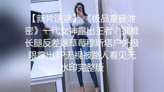 两个大长腿成熟御姐欲望来了互相爱抚释放，情趣黑丝缠绕摩擦戴上硕大鸡巴啪啪