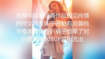 酒店和小18岁女友开房，电视放着【七龙珠】在床上却摸着女友的奶子 帮着发育奶子！