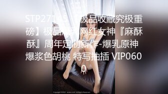 办公室里的闷骚姐姐，颜值不错气质很棒，上着班跟狼友互动撩骚，褪下丝袜漏出骚穴玩跳蛋，揉捏骚奶子真刺激