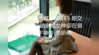 乖乖的小骚女露脸让小哥调教，黑丝制服诱惑让小哥刮阴毛修一修舔一舔，给小哥口交大鸡巴舔蛋蛋和菊花上位草