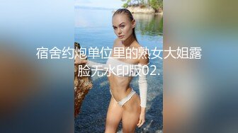 肉感十足丰满大奶美眉看着男士内裤意淫