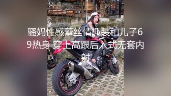 背纹身萌萌哒双马尾美妞，无聊和炮友来一炮，特写深喉吸吮很卖力