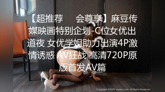 漂亮美女正和人打电话讲到一半被男友拉到房间操逼 发现在拍摄躲被窝里不出来了 想尽一切办法最终干了她