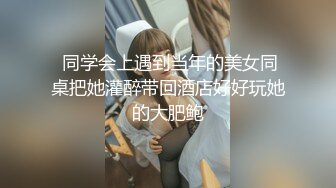 科技楼蹲守短裙长发小美妞黑穴毛盖在肥逼上