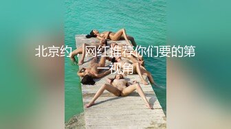 乖巧的无毛嫩逼小妹让小哥搂在怀里揉奶玩逼激情群P率先展示，口交大鸡巴压在身下边亲边草蹂躏，浪叫呻吟